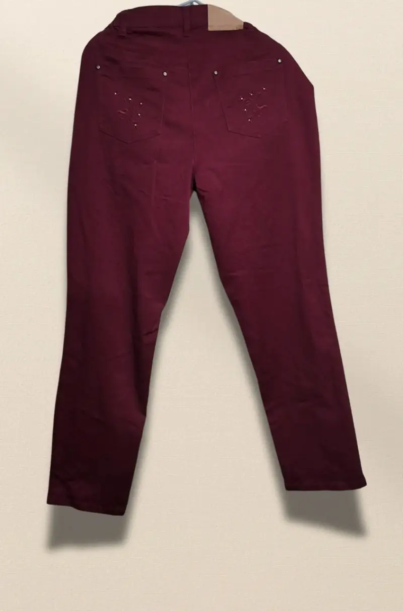 Pantalones burdeos para mujer con detalles en bolsillos - 1