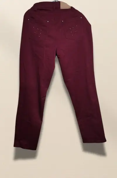 Pantalones burdeos para mujer con detalles en bolsillos - miniatura 1