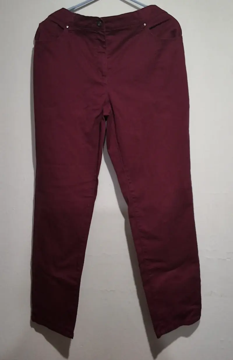 Pantalones burdeos para mujer con detalles en bolsillos - 2