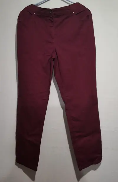 Pantalones burdeos para mujer con detalles en bolsillos - miniatura 2
