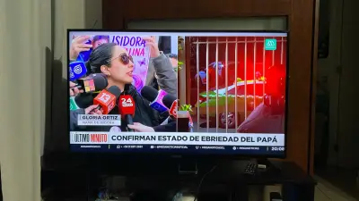 Televisor Samsung de pantalla plana con soporte - miniatura 1