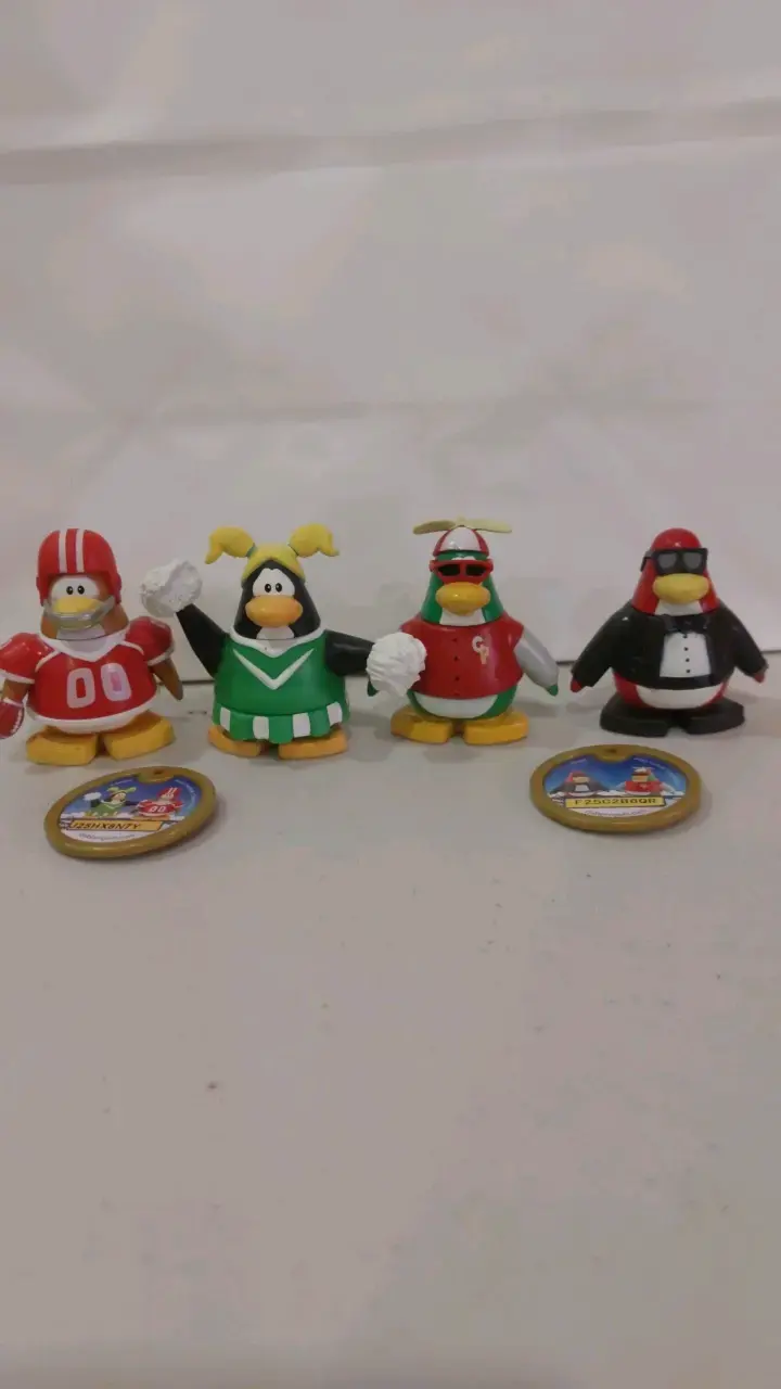 Figuras de colección Club Penguin con accesorios - 1
