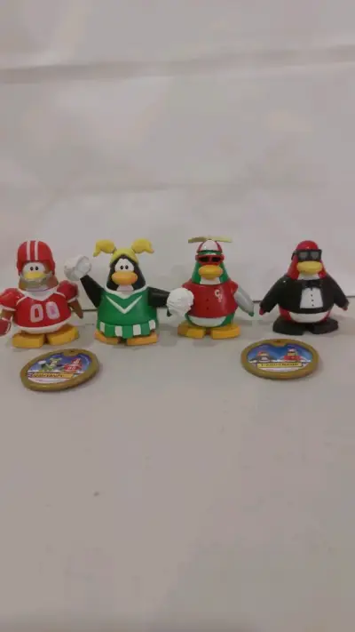 Figuras de colección Club Penguin con accesorios - miniatura 1