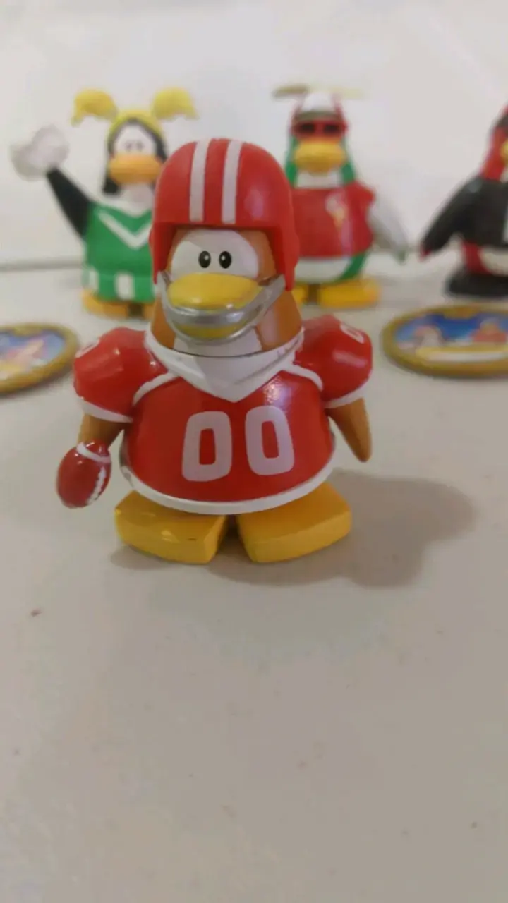 Figuras de colección Club Penguin con accesorios - 2