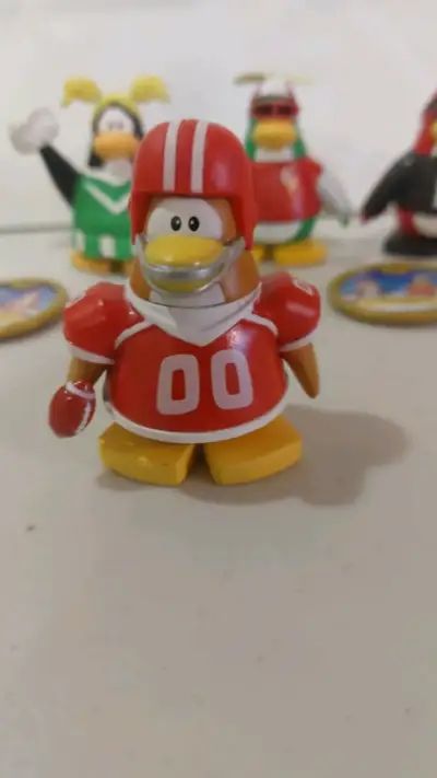 Figuras de colección Club Penguin con accesorios - miniatura 2