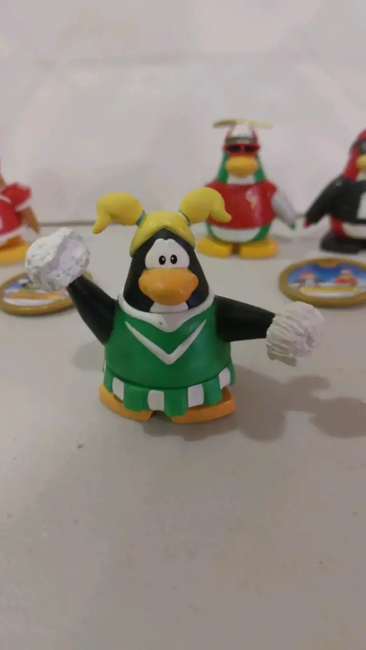 Figuras de colección Club Penguin con accesorios - 3