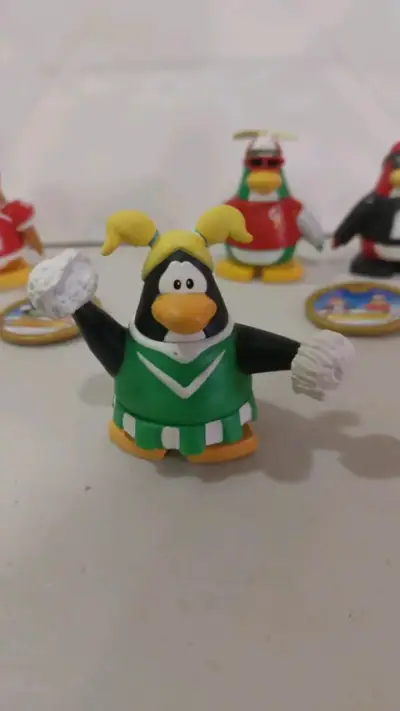 Figuras de colección Club Penguin con accesorios - miniatura 3