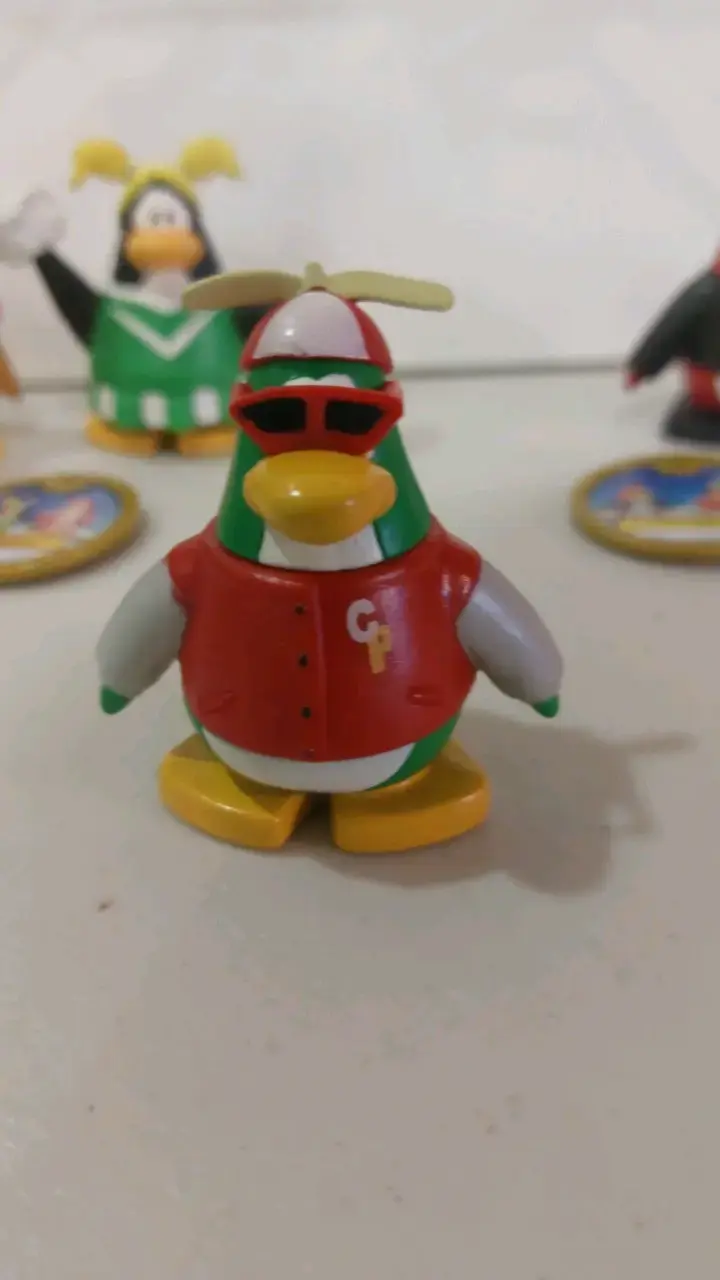Figuras de colección Club Penguin con accesorios - 4