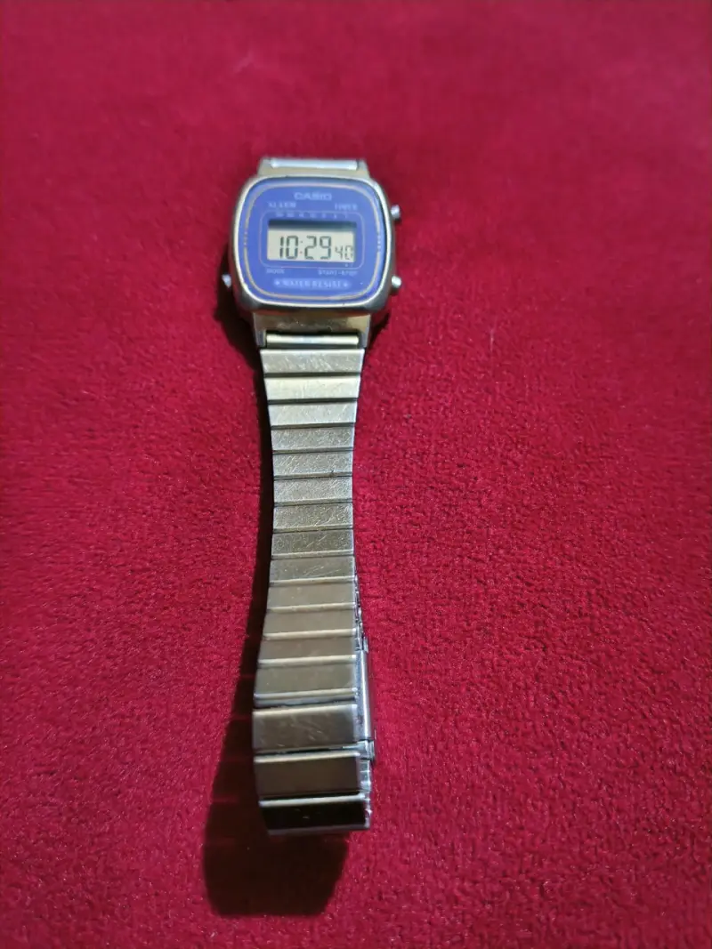 Reloj digital Casio vintage con correa metálica - 1
