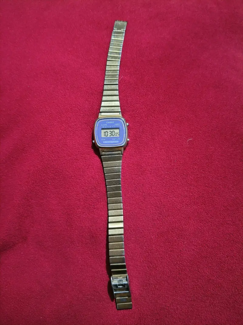 Reloj digital Casio vintage con correa metálica - 2
