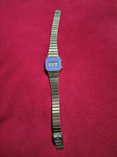 Reloj digital Casio vintage con correa metálica - miniatura 2