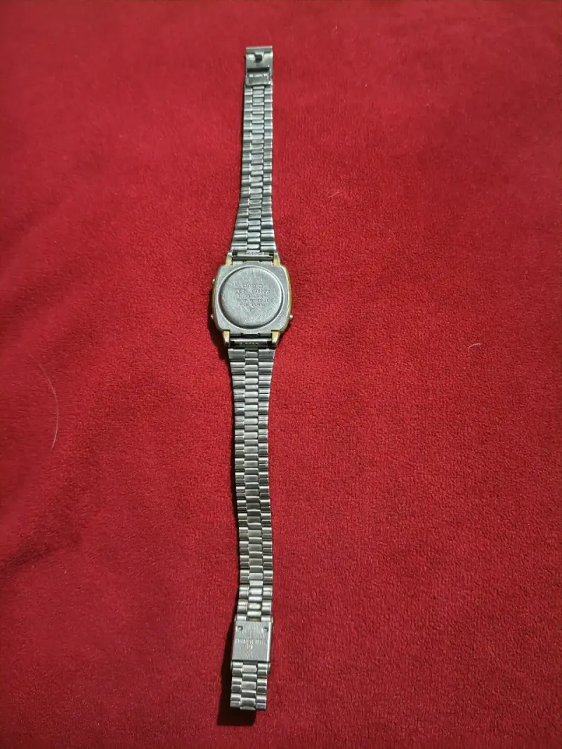 Reloj digital Casio vintage con correa metálica - 3