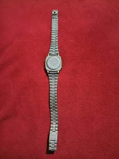 Reloj digital Casio vintage con correa metálica - miniatura 3