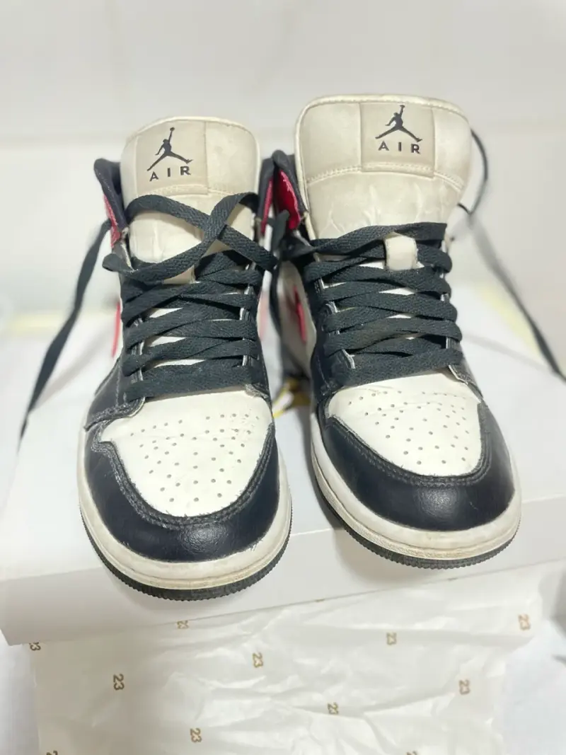 Zapatillas Air Jordan 1 Mid Blanco y Negro - 1