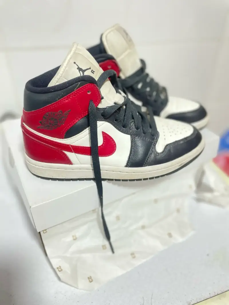 Zapatillas Air Jordan 1 Mid Blanco y Negro - 2