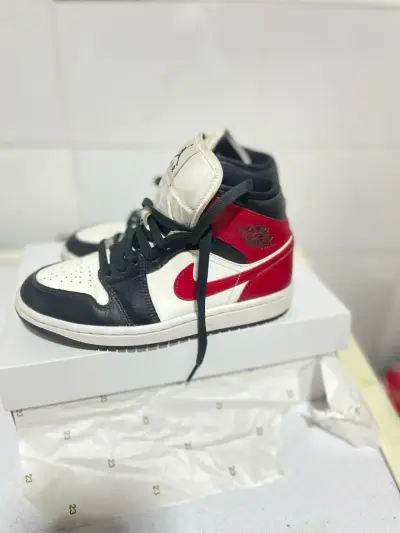 Zapatillas Air Jordan 1 Mid Blanco y Negro - miniatura 3