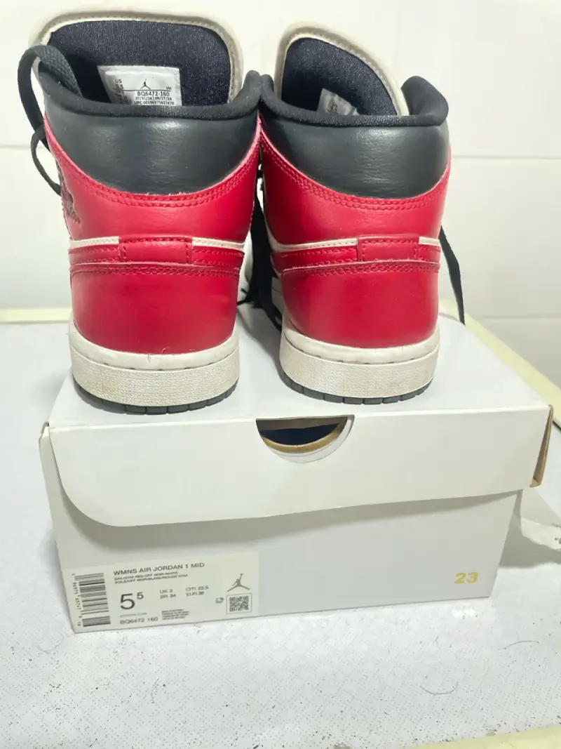 Zapatillas Air Jordan 1 Mid Blanco y Negro - 4