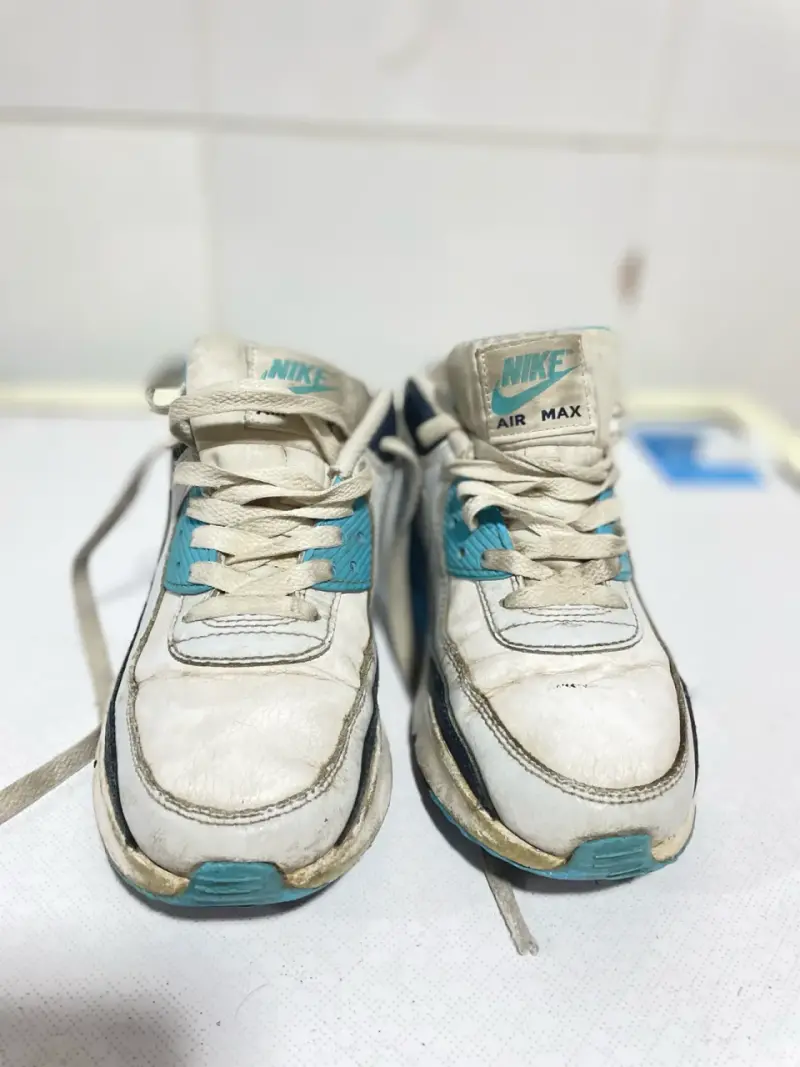 Zapatillas Nike Air Max blancas y celestes usadas - 1