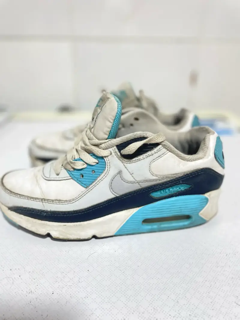 Zapatillas Nike Air Max blancas y celestes usadas - 2
