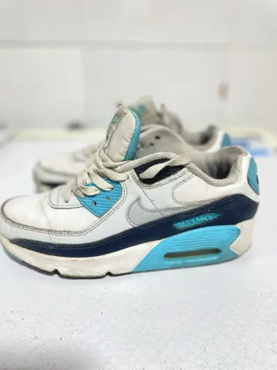 Zapatillas Nike Air Max blancas y celestes usadas - miniatura 2