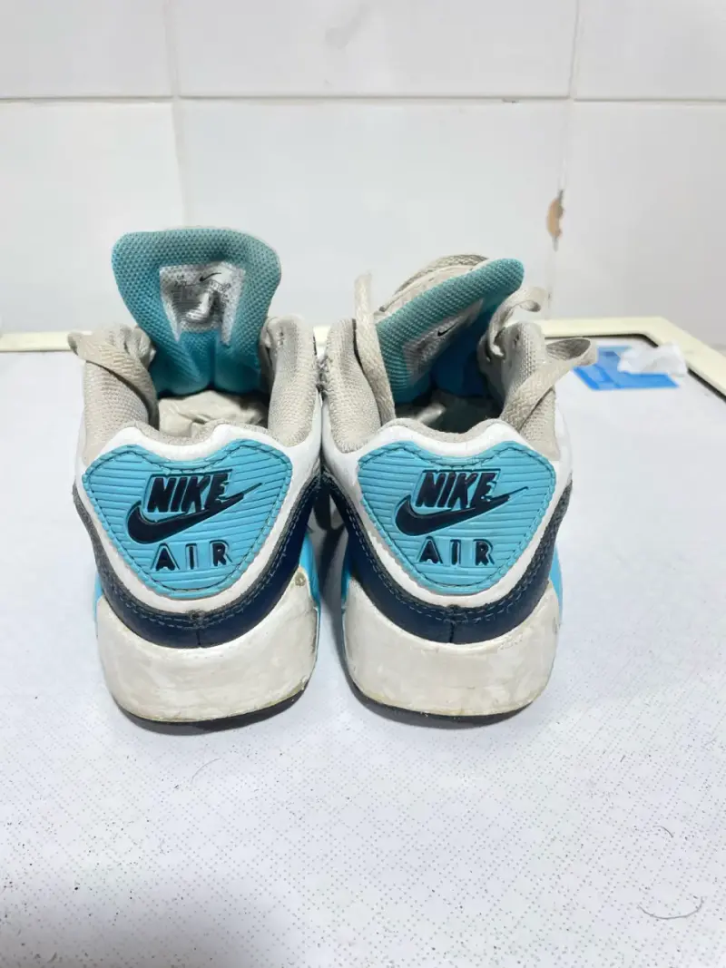Zapatillas Nike Air Max blancas y celestes usadas - 3