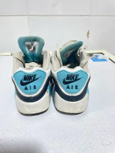 Zapatillas Nike Air Max blancas y celestes usadas - miniatura 3