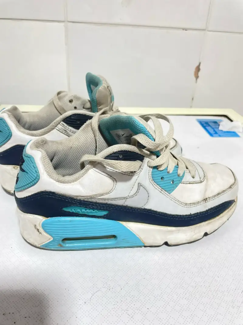 Zapatillas Nike Air Max blancas y celestes usadas - 4