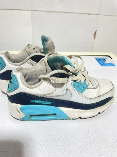 Zapatillas Nike Air Max blancas y celestes usadas - miniatura 4