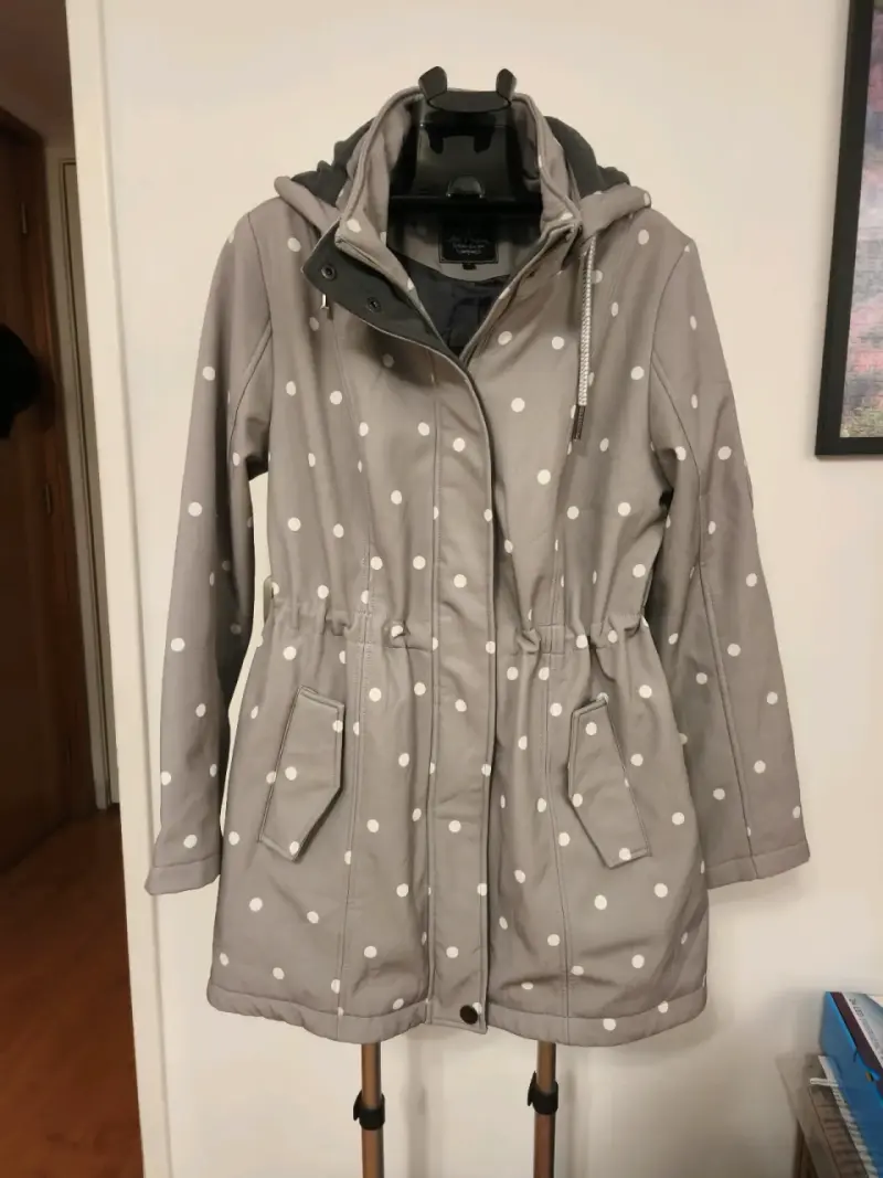 Parka softshell gris con lunares para mujer