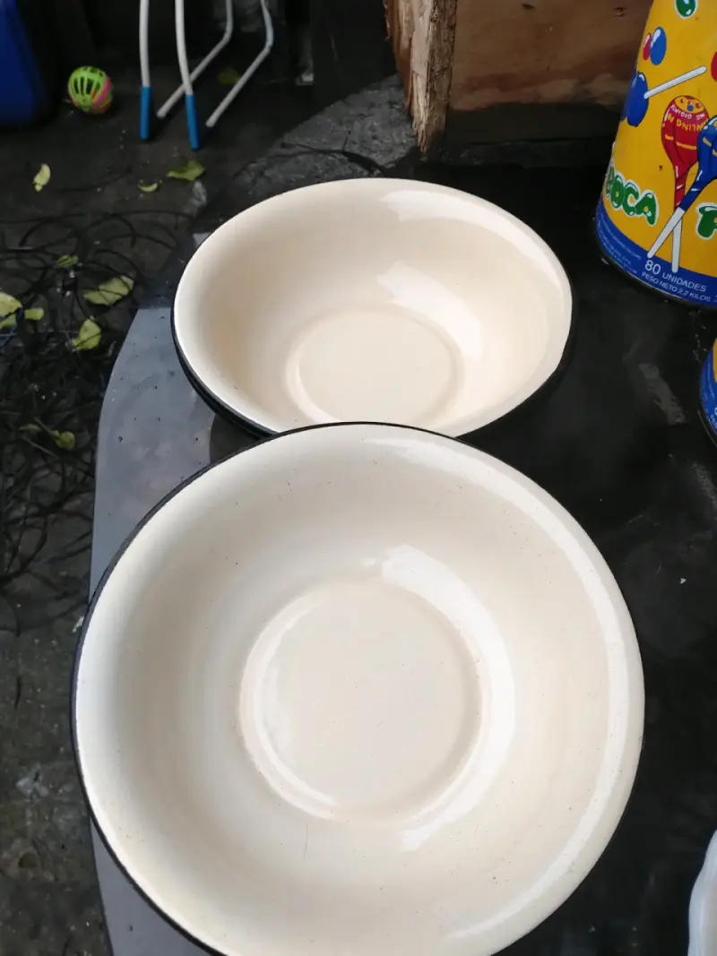Juego de platos y olla esmaltados color crema - 1