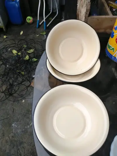 Juego de platos y olla esmaltados color crema - miniatura 2