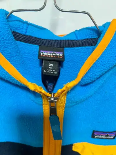 Chaqueta polar azul y amarilla Patagonia Synchilla XS - miniatura 1