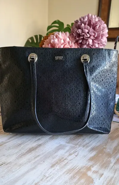 Bolso tote negro Guess con diseño elegante - miniatura 1