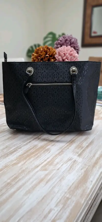 Bolso tote negro Guess con diseño elegante - miniatura 2