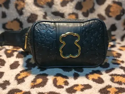 Riñonera negra con diseño de oso dorado - miniatura 1