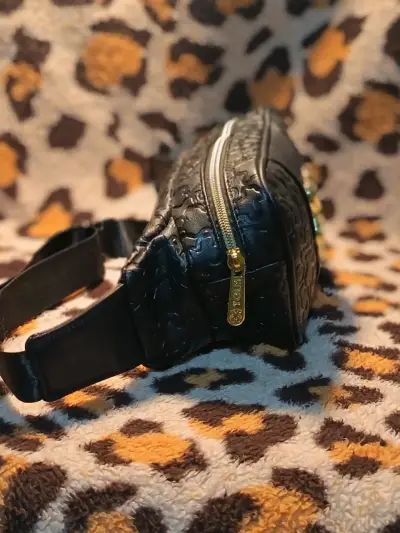 Riñonera negra con diseño de oso dorado - miniatura 2