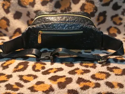 Riñonera negra con diseño de oso dorado - miniatura 3
