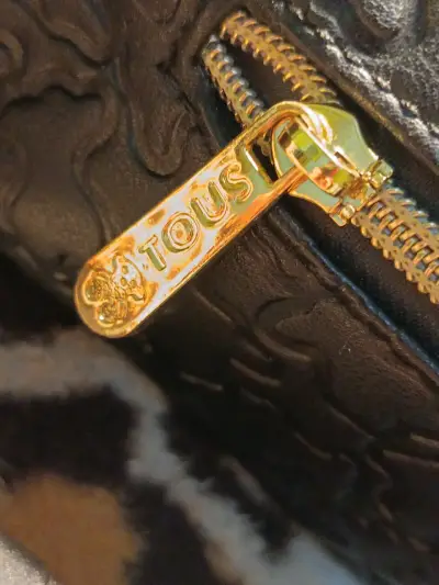 Riñonera negra con diseño de oso dorado - miniatura 5