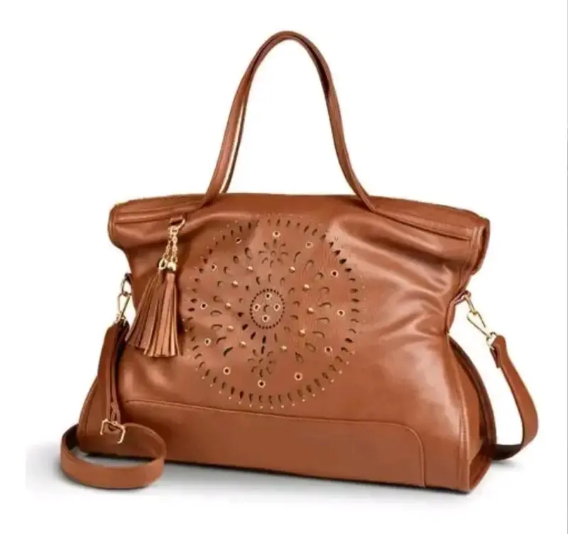 Bolso de cuero marrón con diseño calado - 2
