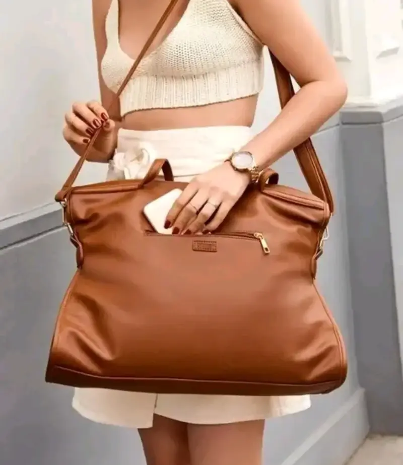 Bolso de cuero marrón con diseño calado - 3