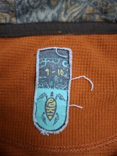 Polerón naranja con capucha y coderas decorativas - miniatura 2