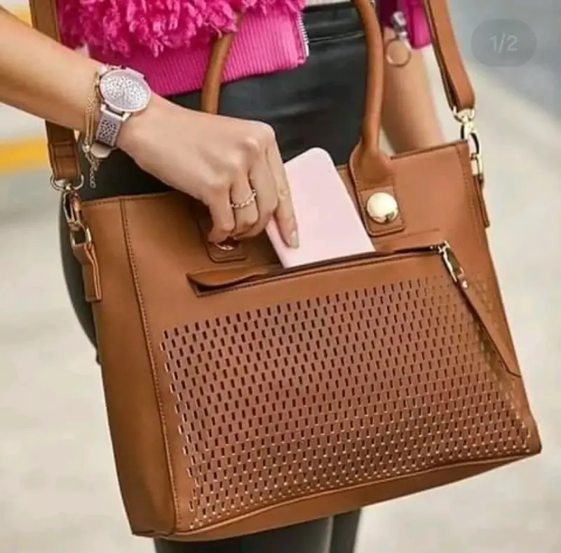 Cartera de cuero marrón con diseño calado - 1