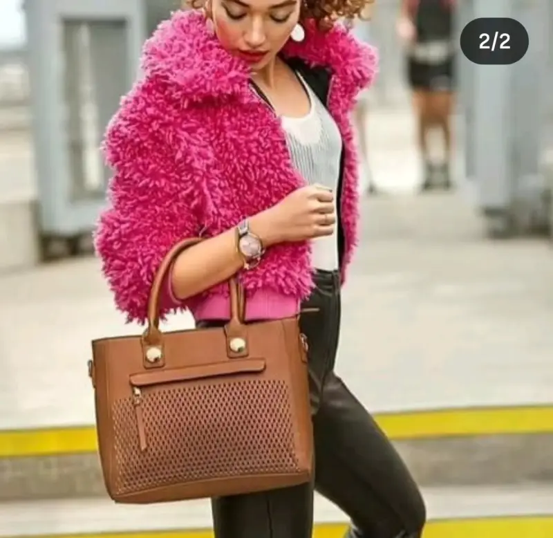 Cartera de cuero marrón con diseño calado - 2