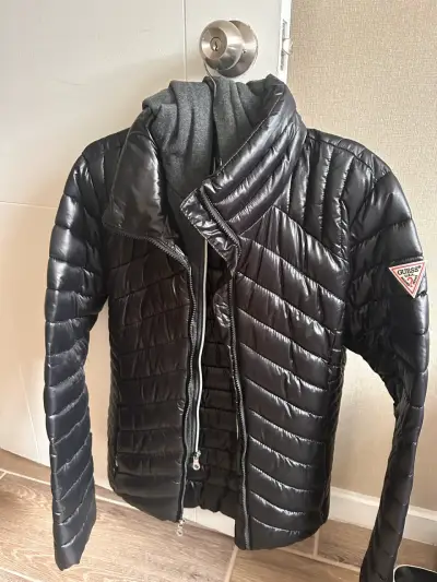 Chaqueta acolchada negra Guess para mujer - miniatura 1