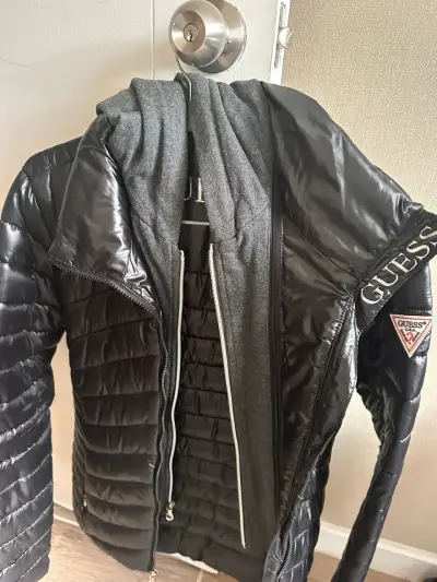 Chaqueta acolchada negra Guess para mujer - miniatura 2