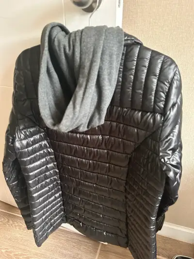 Chaqueta acolchada negra Guess para mujer - miniatura 3