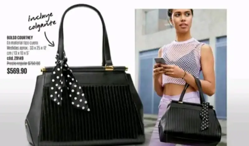 Bolso tipo cuero negro con colgante - 1
