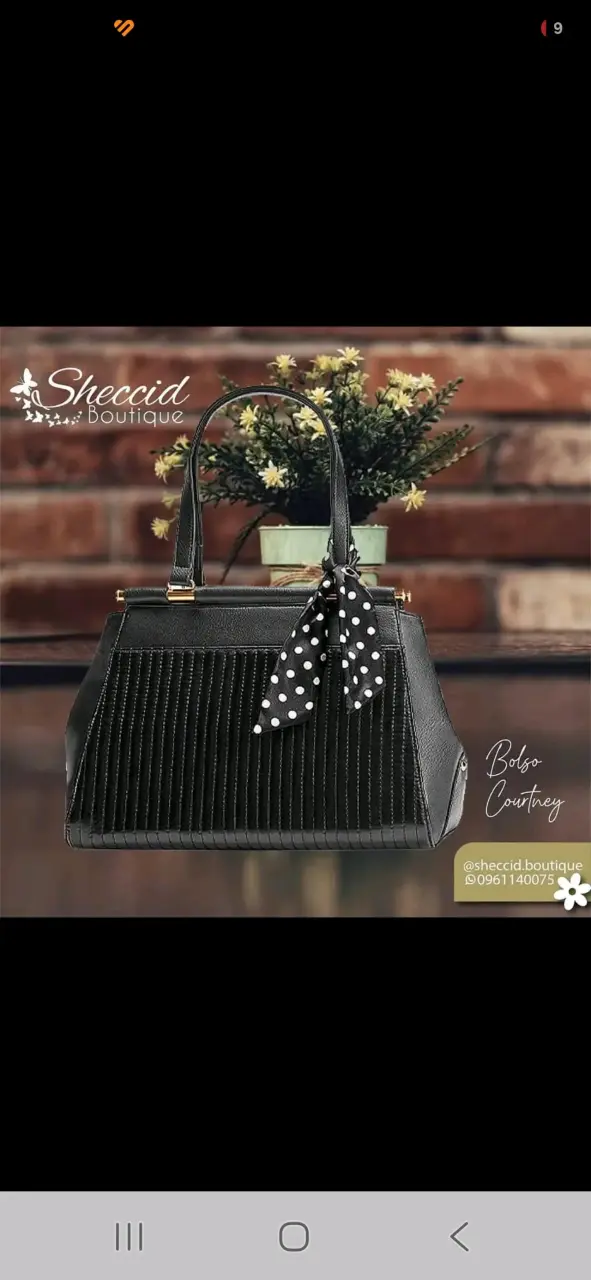 Bolso tipo cuero negro con colgante - 2