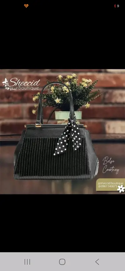 Bolso tipo cuero negro con colgante - miniatura 2