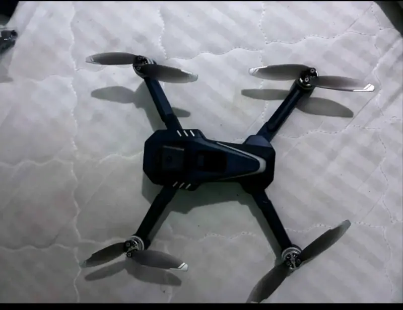 Drone con control remoto y baterías adicionales - 2
